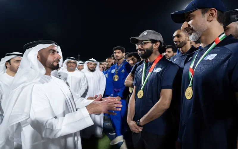 سيف بن زايد يلتقي فريقي بني ياس للجوجيتسو والكرة الطائرة